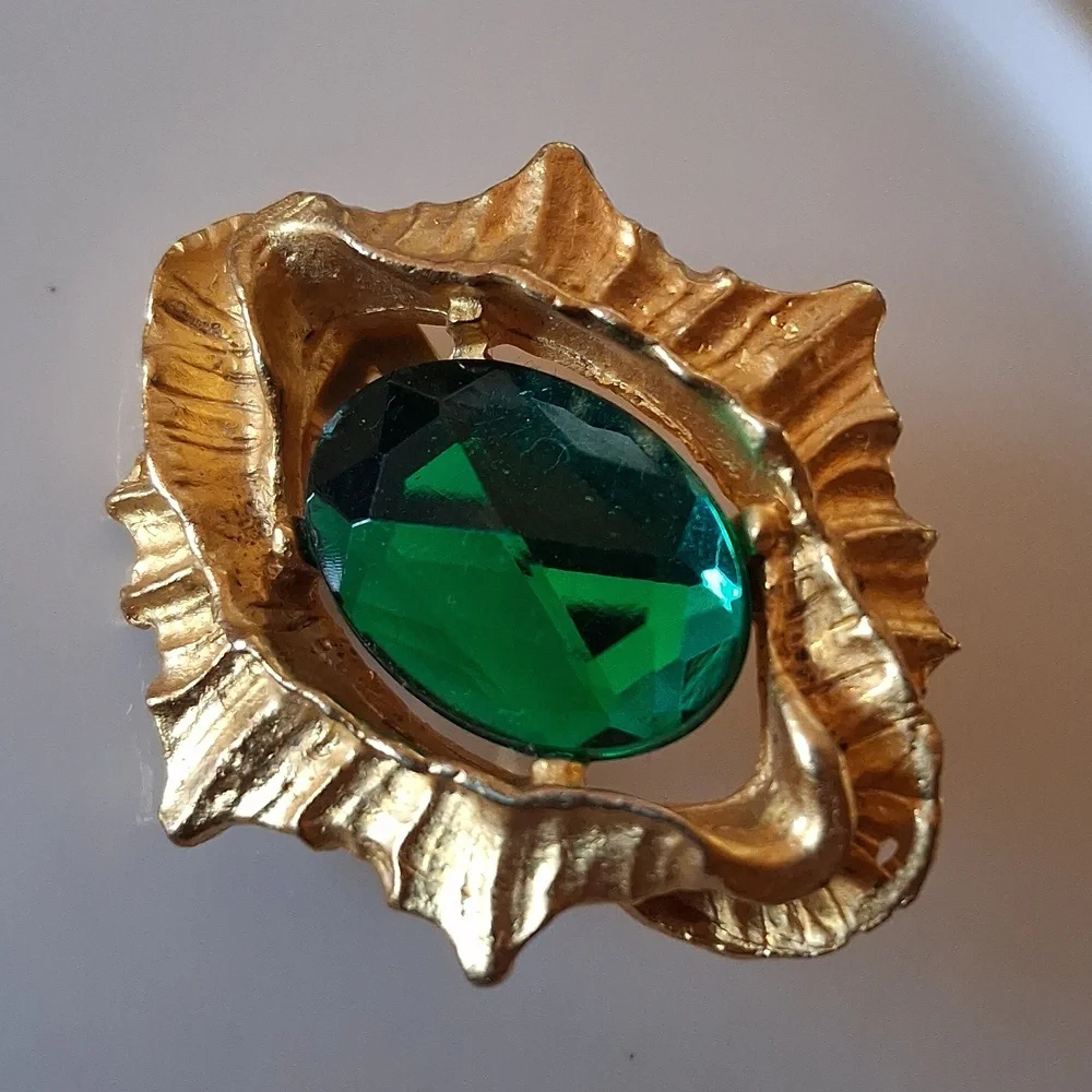 Vintage Clip-on Gold-Tone Earrings with Emerald Green - Picture 9 of 13